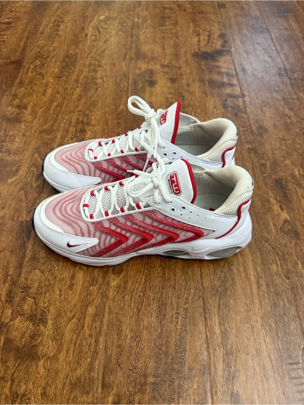 Nike Men’s White and Red Wave-Pattern Sneakers - Picture 3 of 15